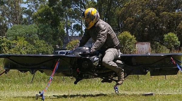 un pilot de elicopter a inventat prima motocicleta zburatoare din lume video