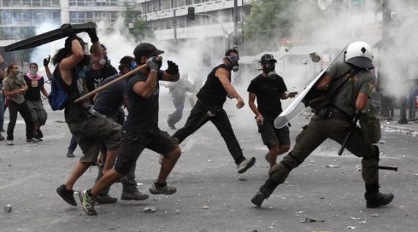 grecii nu renunta la proteste mii de oameni cer eliberarea de sub jugul fmi si ue