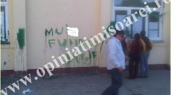 injuraturi la adresa ministrului educatiei daniel funeriu langa avizierele cu rezultate la bacalaureat