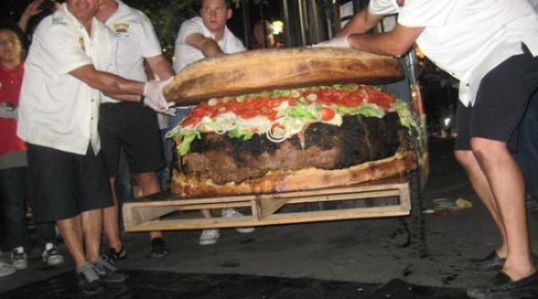 recorduri bizare cel mai mare hamburger din lume are 352 de kilograme