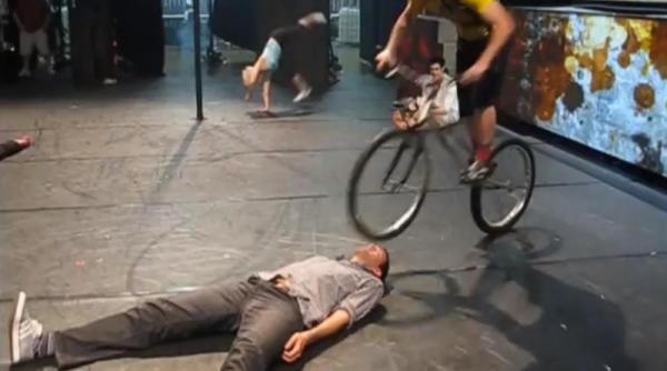 un reporter american cobai pentru acrobatii incredibile cu bicicleta video