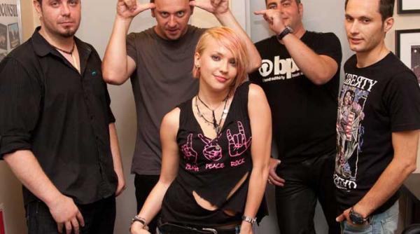 quantiq si stillborn in deschidere la bon jovi