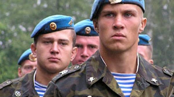 soldatii rusi vor purta pantaloni scurti pe timp de canicula