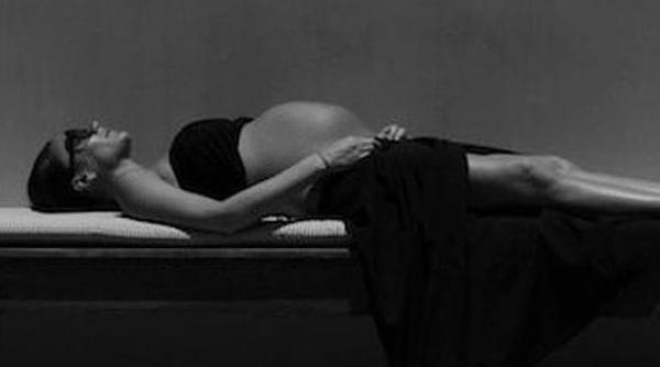 victoria beckham fotografiata de sotul sau imbracata sumar