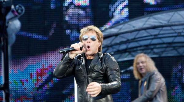 peste 55 000 de oameni au infruntat canicula de dragul lui jon bon jovi