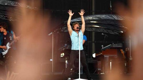 peste 55 000 de oameni i au cantat la multi ani chitaristului bon jovi