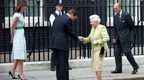 regina si premierul vanduti de servitori lui murdoch