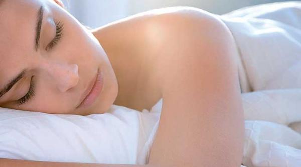 sfaturi pentru a dormi bine in noptile caniculare