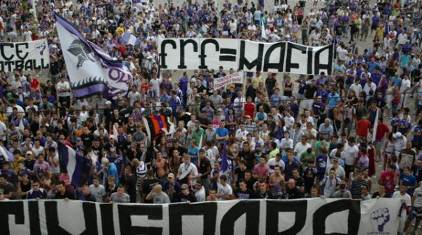 sute de suporteri ai politehnicii timisoara au protestat din nou impotriva retrogradarii echipei