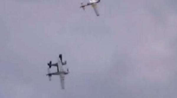 doua avioane s au ciocnit in timpul unui show aviatic in marea britanie