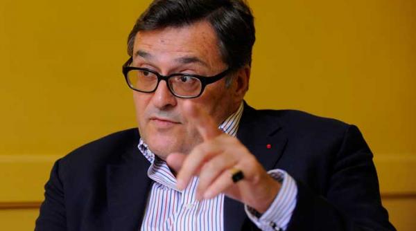 mita se cere cu piciorul pe sub masa