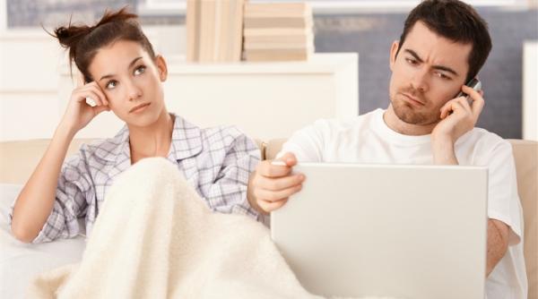 inainte de dus sau periuta de dinti romanii incep ziua cu telefonul mobil