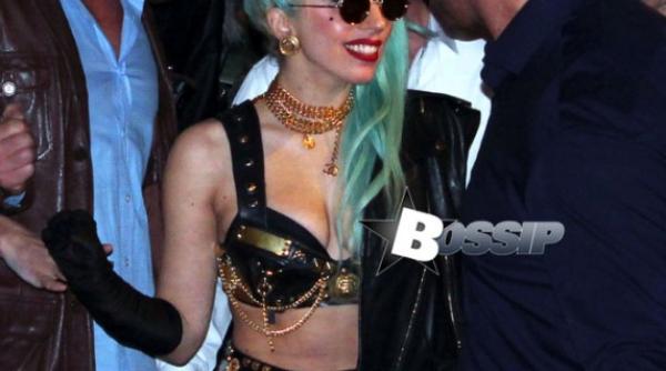 lady gaga bombardata cu oua in fata unui club din sydney