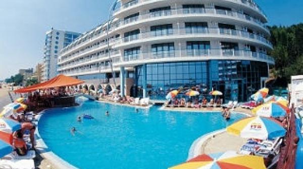 se intampla pe litoralul bulgaresc o fata de 13 ani a murit absorbita de gura de scurgere a piscinei unui hotel din nisipurile de aur