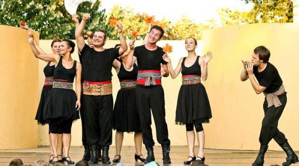 teatrul si muzica se muta in parcuri