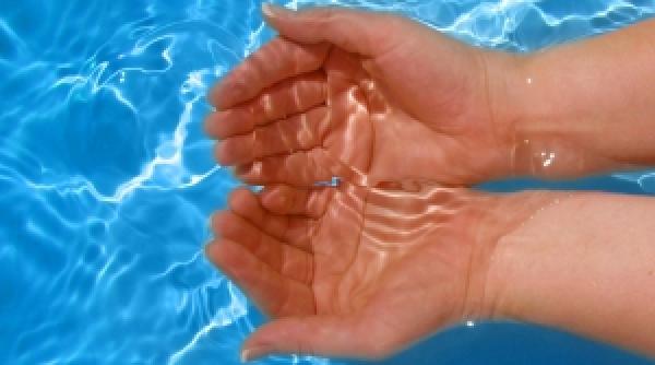 atentie nu inghititi apa din piscine