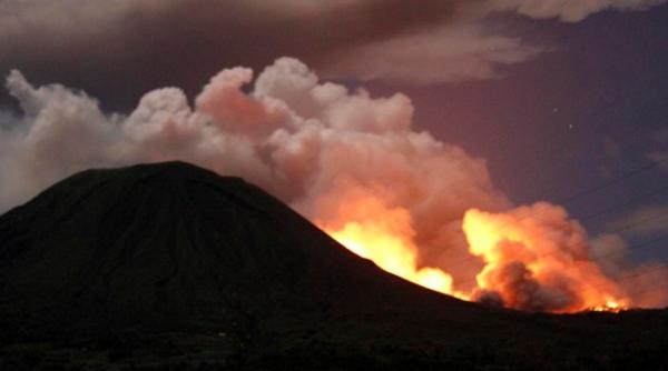indonezia eruptie masiva a vulcanului lokon 4 400 de persoane au fost evacuate