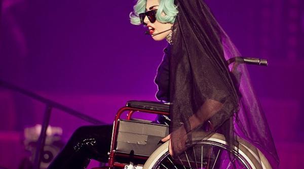 lady gaga a revoltat asociatiile pentru persoane cu handicap aparand pe scena intr un scaun cu rotile video