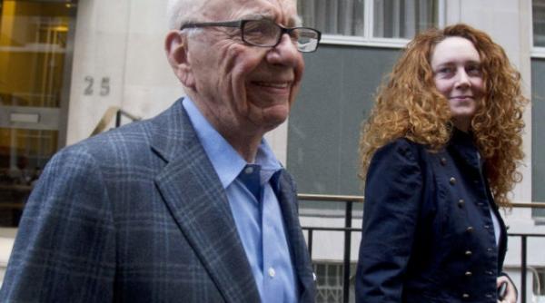 murdoch isi cere public scuze dupa scandalul interceptarilor ilegale