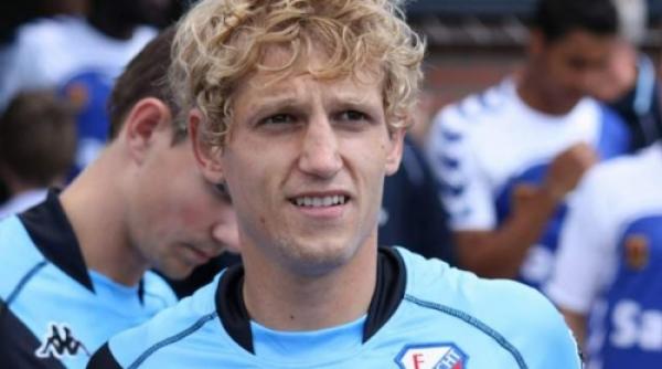 nesu acum pot controla cu mana dreapta scaunul in care ma aflu