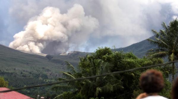 eruptie spectaculoasa a vulcanului indonezian lokon video