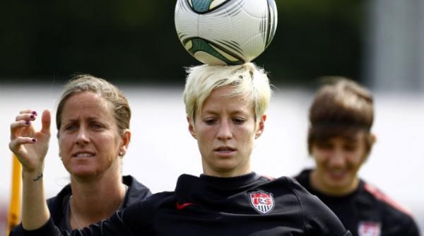 obama le a inccurajat pe fotbalistele americane inaintea finalei mondiale cu japonia