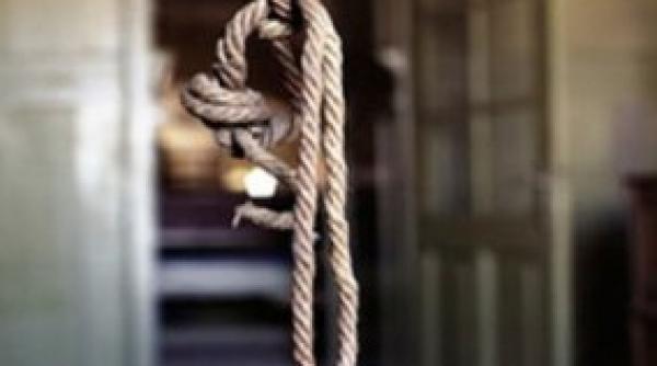 un barbat s a spanzurat in fata unei sectii de politie din ploiesti