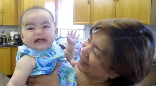 un bebelus zambeste la comanda provocand hohote de ras video