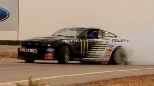 drift pe circuit arab cu ford mustang
