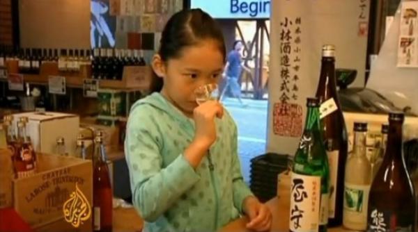 la doar zece ani o fetita este experta in bautura alcoolica traditionala a japoniei video