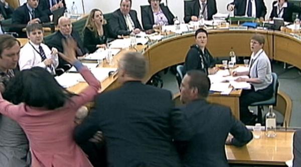 rupert murdoch atacat in parlamentul britanic