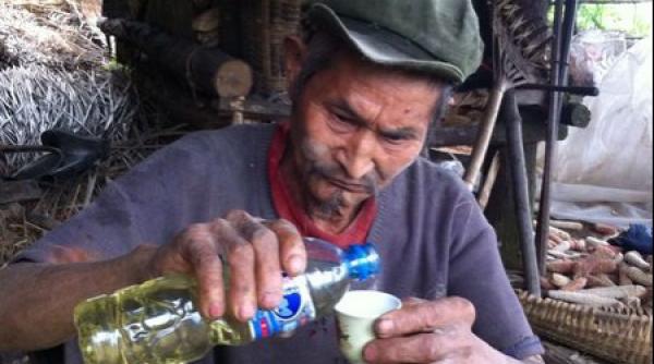 un chinez se trateaza band benzina de aproape jumatate de secol