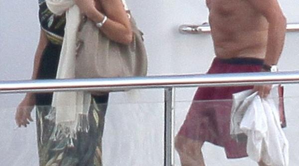 catherine zeta jones surprinsa fumand in apropierea lui michael douglas