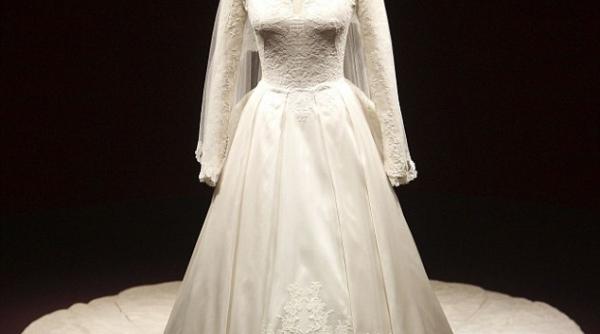 celebra rochie de mireasa a ducesei de cambridge expusa la palatul buckingham video