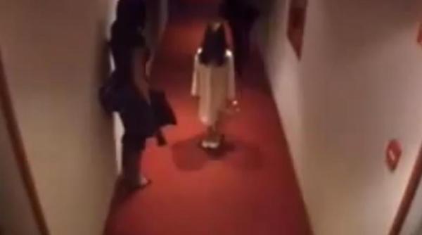o fetita baga in sperieti oaspetii unui hotel vezi de ce video