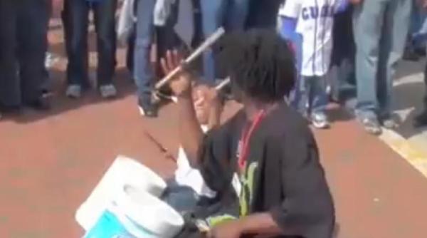 sincron muzical incredibil tata fiu vezi ce poate face un pusti cu betele de toba video