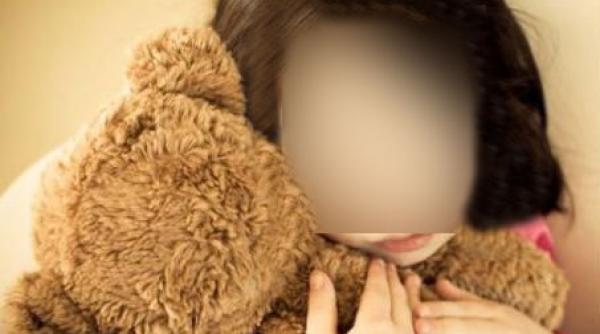 un barbat si sotia sa insarcinata in opt luni si au violat nepoata de 9 ani