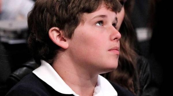 fiul lui arnold schwarzenegger ranit grav intr un accident de surfing