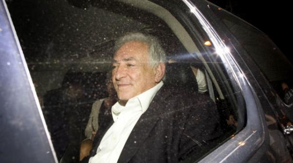 camerista despre dsk un barbat nebun dezbracat si cu parul carunt m a luat de piept