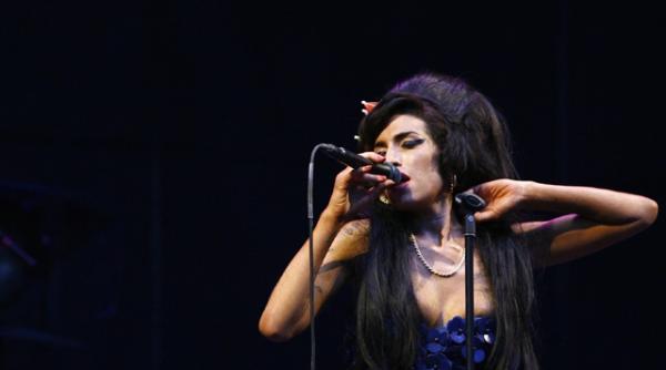 amy winehouse va fi incinerata astazi fanii ii aduc ultimul omagiu galerie foto