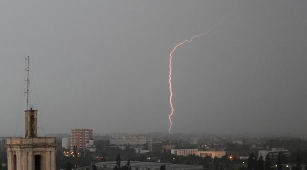 avertizare meteo ploi torentiale si grindina in mai multe judete ale tarii