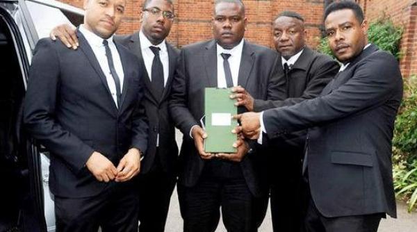 garzile de corp ale lui amy winehouse s au fotografiat cu urna acesteia