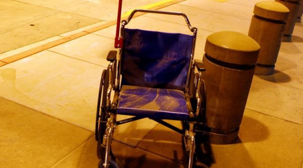 un american a jefuit o banca din scaunul cu rotile