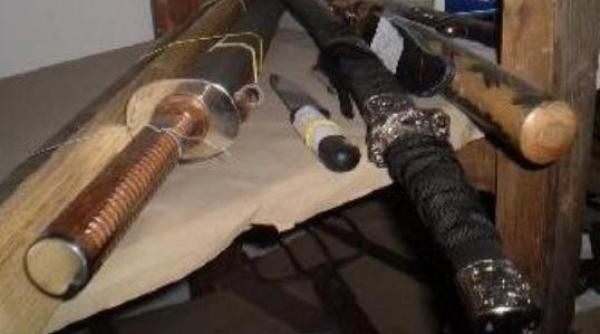 arsenal de arme albe descoperit in urma perchezitiilor din deta politistii au gasit pete de sange in masina lui bogdan roman