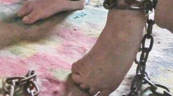 fetita de 12 ani de etnie roma tinuta in lanturi de familie pentru ca nu a vrut sa se marite mama si viitoarea soacra au fost arestate