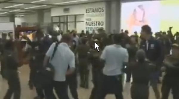 nationala de fotbal a angliei under 20 primita pe ritmuri de samba pe un aeroport columbian video