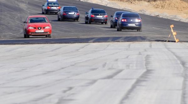 boc a inaugurat 21 de kilometri din autostrada a2 din microbuz s a renuntat la taierea panglicii si la testul cu paharul