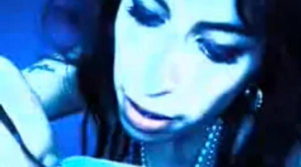 un filmulet cu amy winehouse jucandu se cu soareci a revenit in atentia publicului video
