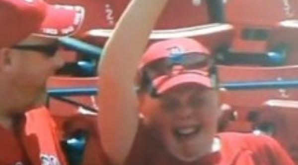 un tanar fan al baseball ului a izbucnit in lacrimi dupa ce a primit un suvenir de la idolul sau video