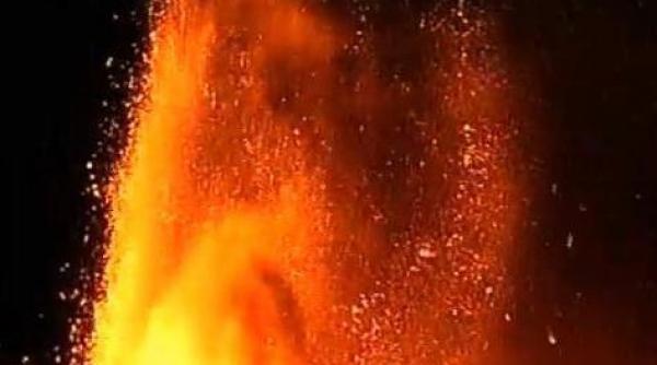 cel mai activ vulcan din europa s a trezit la viata imagini spectaculoase in timpul unei eruptii pe timp de noapte